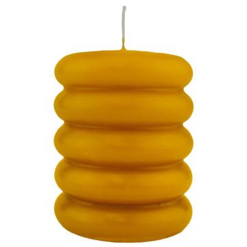 Candela a tronchetto MONISHA con scanalature trasversali, giallo ocra, 11cm, Ø9cm, 69 ore - Made in Germany Candela a tronchetto MONISHA con scanalature trasversali, giallo ocra, 11cm, Ø9cm, 69 ore - Made in Germany