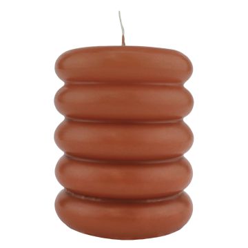 Candela a tronchetto MONISHA con scanalature trasversali, cognac, 11cm, Ø9cm, 69 ore - Prodotto in Germania Candela a tronchetto MONISHA con scanalature trasversali, cognac, 11cm, Ø9cm, 69 ore - Prodotto in Germania