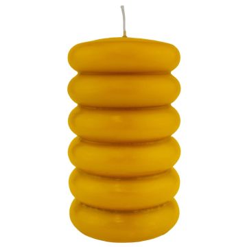 Candela a tronchetto MONISHA con scanalature trasversali, giallo ocra, 15cm, Ø9cm, 69h - Prodotto in Germania Candela a tronchetto MONISHA con scanalature trasversali, giallo ocra, 15cm, Ø9cm, 69h - Prodotto in Germania