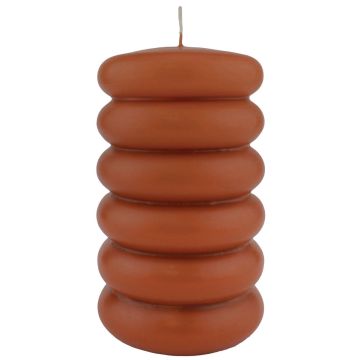 Candela a tronchetto MONISHA con scanalature trasversali, cognac, 15cm, Ø9cm, 69 ore - Prodotto in Germania Candela a tronchetto MONISHA con scanalature trasversali, cognac, 15cm, Ø9cm, 69 ore - Prodotto in Germania