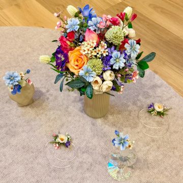 Tuscan Meadow - Creazione di bouquet da sposa con braccialetti e fiori da spilla - Richiesta della cliente Corinna