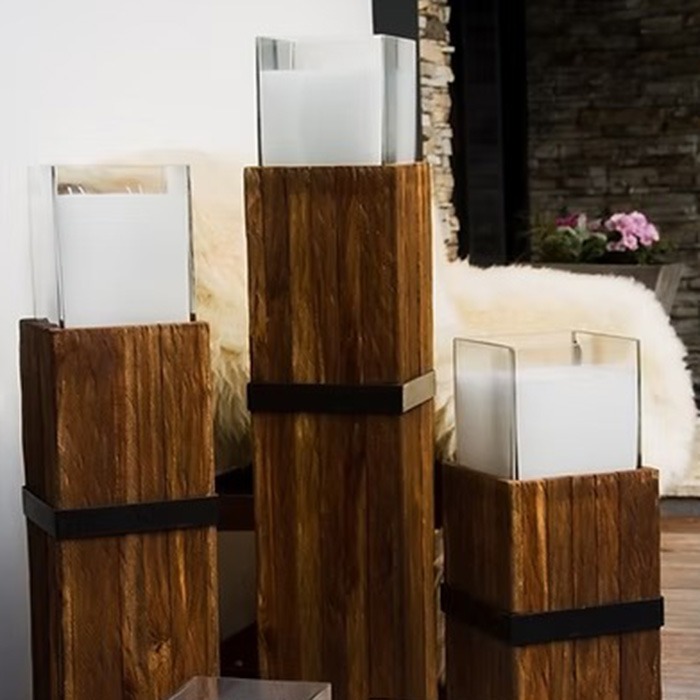Colonna in legno con candela